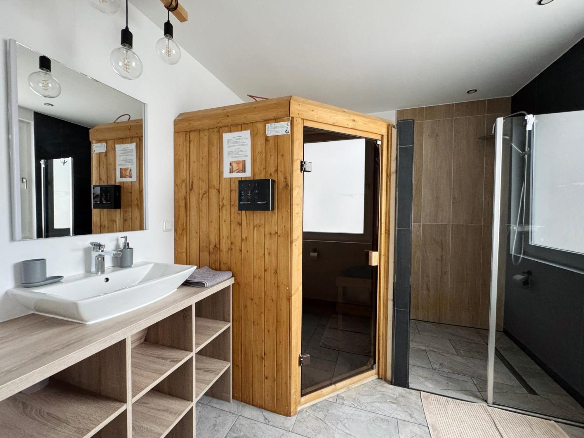 Huge Apartment With Sauna And Free Parking Дуйсбург Екстериор снимка